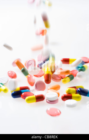 Pillole in caduta dall'alto Foto Stock