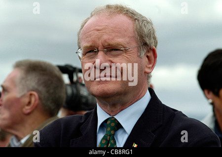 Martin McGuinness, Sinn Fein, e l'Irlanda del Nord il Vice Primo Ministro che frequentano un repubblicano commemorazione a Londonderry. Foto Stock