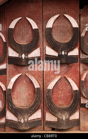 India, Nagaland, Jakhama Village, artigianato tradizionale in legno intagliato casa porta con motivo mithun Foto Stock