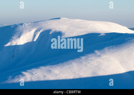 Vista panoramica delle montagne invernali Foto Stock