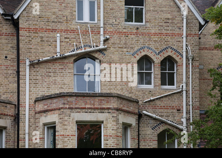Idraulica esterna in una vecchia casa, Oxford, Regno Unito Foto Stock