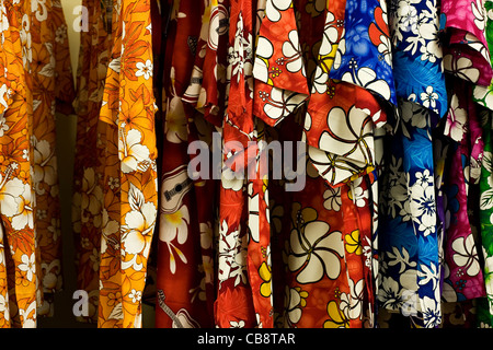 Camicie hawaiane appesi su una rotaia in un negozio Foto Stock