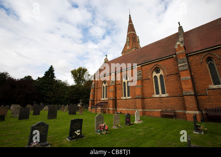 Chiesa di mattoni e di Grave Yard vicino a Newark-on-Trent Regno Unito Foto Stock