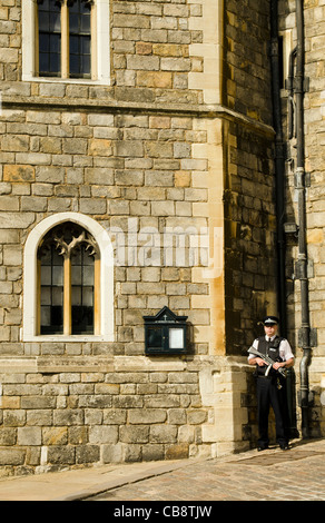 Il poliziotto armato di guardia al di fuori alla cappella di San Giorgio del Castello di Windsor Royal Windsor Berkshire REGNO UNITO Foto Stock