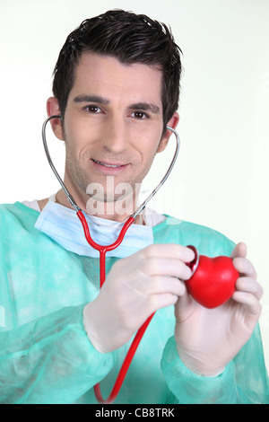 Medico auscultating Cuore in plastica Foto Stock