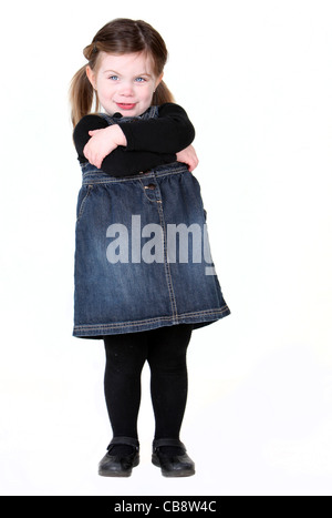 Sassy bambino con le braccia incrociate sul bianco con copyspace. Foto Stock