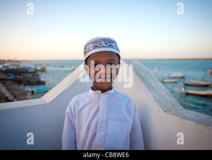 Little Boy indossando Kofia Hat sullo sfondo del mare a Lamu, Kenya Foto Stock