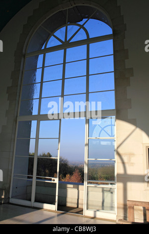 Incisi nella finestra di vetro disegnato da John Hutton con poesia di Paolo H Scott presso Air Forces Memorial, Runnymede Surrey in Inghilterra REGNO UNITO Foto Stock