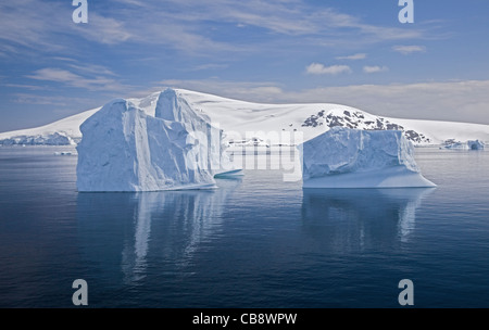 Iceberg nella convergenza della Lemaire Channel e lo stretto di Gerlache, Penisola Antartica Foto Stock