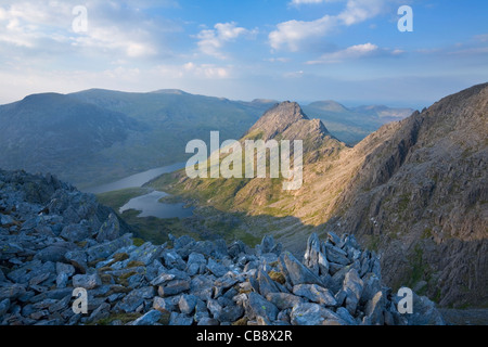 Monte Tryfan e la valle Ogwen da Glyder Fach. Parco Nazionale di Snowdonia. Conwy. Il Galles. Regno Unito. Foto Stock