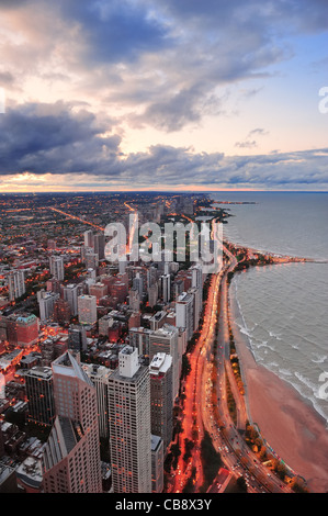 Sullo skyline di Chicago panorama vista aerea con grattacieli sul Lago Michigan con cielo nuvoloso al tramonto. Foto Stock
