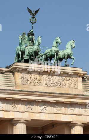 Quadriga in cima alla Porta di Brandeburgo a Berlino, Germania. Foto Stock