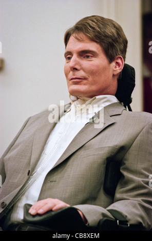 Attore Christopher Reeve fa una dichiarazione degli oneri finanziari di disabilitare le persone ad una audizione del Congresso del 14 aprile 1999 a Washington, DC. Reeve era paralizzato in una equitazione incidente ed è diventato un esplicito l'avvocato per i disabili. Foto Stock