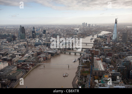 Vista aerea di Londra guardando ad est verso la Shard edificio in costruzione e la città con la Tate Modern in primo piano Foto Stock