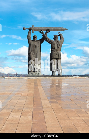 Monumento 'posteriore-anteriore' nella città di Magnitogorsk, Russia Foto Stock