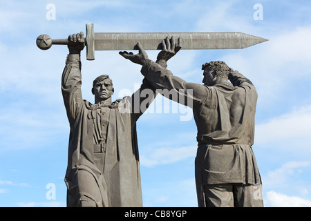 Monumento 'posteriore-anteriore' nella città di Magnitogorsk, Russia Foto Stock