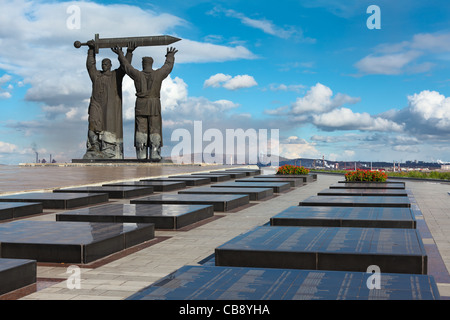 Monumento 'posteriore-anteriore' nella città di Magnitogorsk, Russia Foto Stock