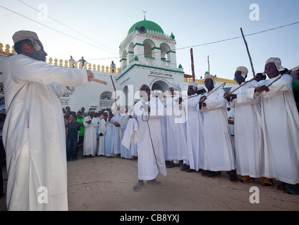 Gli uomini Dancing Goma Stick danza al Festival Maulidi, Lamu, Kenya Foto Stock