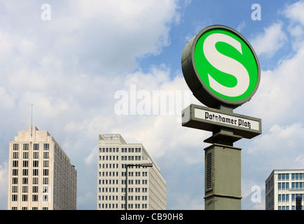 S Bahn segno segnando un arresto a Potsdamer Platz a Berlino, Germania. Foto Stock