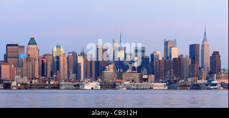 New York City Manhattan panorama al tramonto con grattacieli storici oltre il Fiume Hudson visto dal New Jersey Weehawken waterfront al tramonto con il tranquillo tono blu. Foto Stock