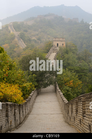 Vista serale a ovest verso la torre 8 sulla Grande Muraglia della Cina in autunno a mutianyu a nord di Pechino repubblica popolare cinese Foto Stock