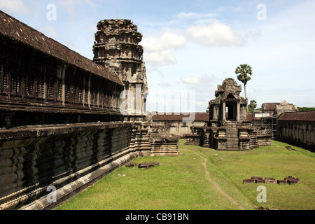 Angkor Wat, all'interno del cortile ricoperto di erba, Cambogia Foto Stock