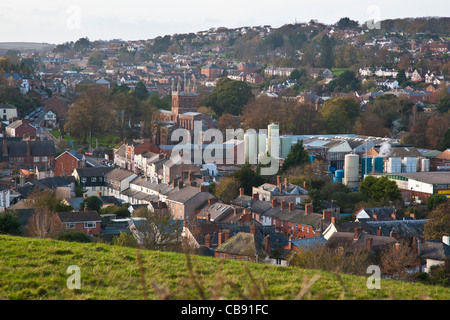 La metà del Devon città mercato di Crediton, Devon, Inghilterra mostra industria e case accanto all'C10th Chiesa Parrocchiale Foto Stock