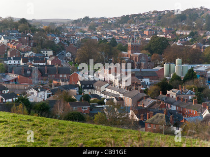 La metà del Devon città mercato di Crediton, Devon, Inghilterra mostra industria e case accanto all'C10th Chiesa Parrocchiale Foto Stock