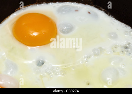 Pentola piena di le uova strapazzate in padella Foto Stock