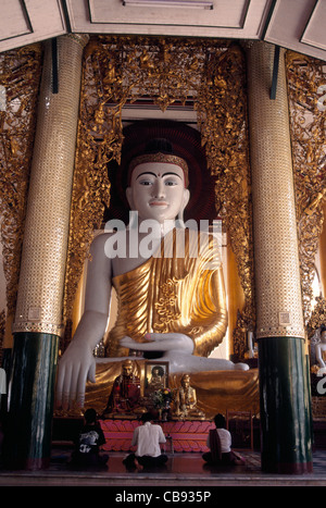 Grande statua del Buddha in uno dei templi per motivi di Shwedagon pagoda Yangon (Rangoon), Myanmar (Birmania), Sud-est asiatico. Foto Stock