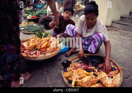 Le donne sulla strada di Yangon vendita di pollo, la frutta e la verdura, Myanmar (Birmania), Sud-est asiatico Foto Stock