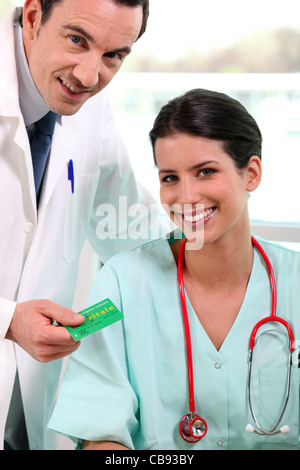Medico e infermiere prendersi cura della salute del paziente assicurazione Foto Stock