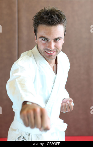 Uomo che fa karate Foto Stock
