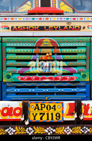 Colorato camion indiano la griglia del radiatore. Andhra Pradesh, India Foto Stock