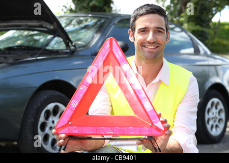 Ritratto di un uomo con il triangolo di sicurezza Foto Stock
