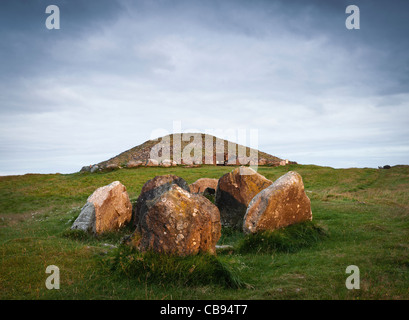 Sunrise oltre gli antichi cairns a Lougncrew nella contea di Meath, Irlanda Foto Stock
