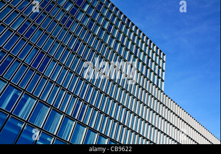 Architettura moderna piena di blu - Architettura moderna ricavata in un edificio che riflette il cielo blu Foto Stock