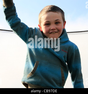 Ragazzo che salta Foto Stock