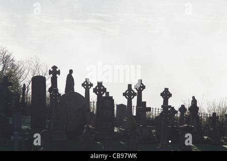 Stirling vecchio cimitero comunale con la nebbia in background, Scotland, Regno Unito Foto Stock