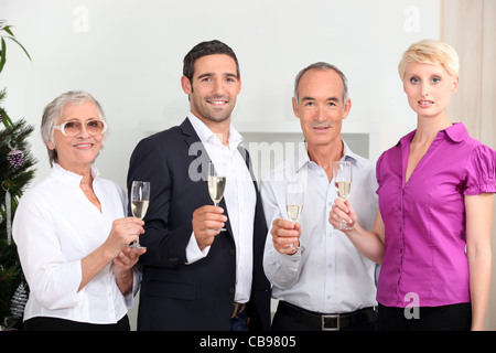 Una famiglia la tostatura con vino spumante Foto Stock