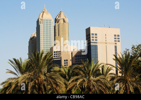 Gli edifici e le palme in Abu Dhabi, Emirati Arabi Uniti Foto Stock