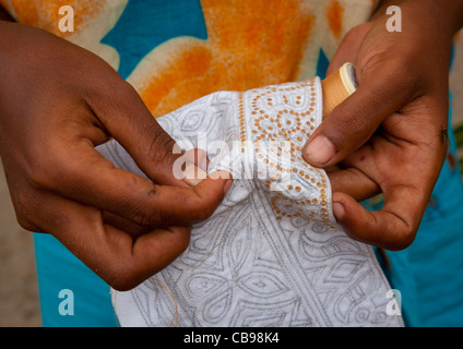 Le mani di una donna nera kofia cucitura hat close up Foto Stock