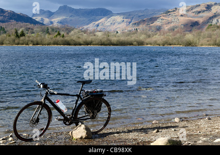 Una bicicletta è parcheggiata sulla riva di Elterwater, in grande Langdale, Lake District, Cumbria, Inghilterra. Foto Stock