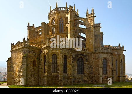 Gotica chiesa medievale di Santa Maria de la Asunción nel villaggio di Castro Urdiales, Cantabria, Spagna, Europa. Foto Stock