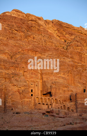 L urna tomba, una delle tombe reali di Petra, Giordania Foto Stock