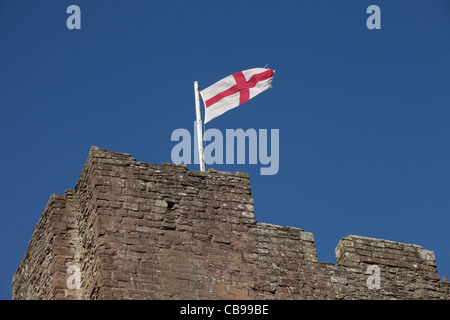 Bandiera di St George battenti sulla torre del Castello di Ludlow, Shropshire, Regno Unito Foto Stock