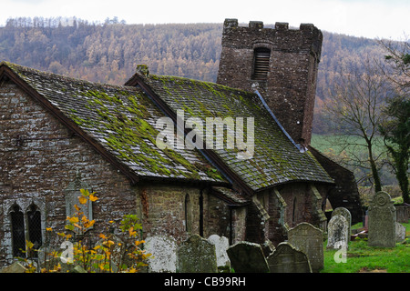 Cwmyoy chiesa e la celebre Torre Pendente, Vale of Ewyas, Monmouthshire, Galles Foto Stock