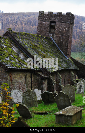 Cwmyoy chiesa e la celebre Torre Pendente, Vale of Ewyas, Monmouthshire, Galles Foto Stock