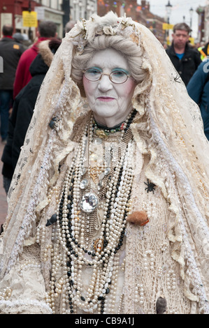 Vestito con il personaggio di Miss Havisham al Dickens Festival di Natale, Rochester, Kent, Inghilterra in 2011 Foto Stock