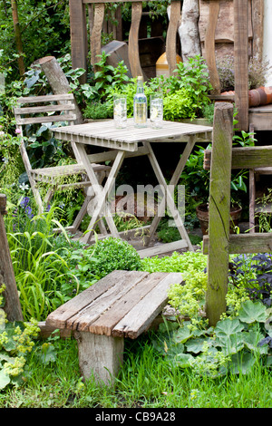 Tavolo con sedie in giardino, mobili in legno Foto Stock